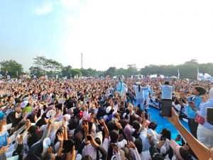 Senam Bahagia Bareng Ribuan Warga Serang, Andra Soni Janjikan Sekolah Gratis dan Tegaskan Tidak Korupsi.