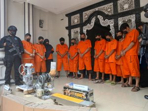 Rumah Mewah di Kota Serang Jadi Pabrik Narkoba, BNN Amankan 10 Tersangka.