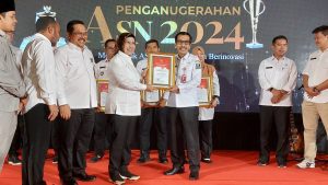 Kepala DPKD Aber Nurhadi, Diganjar Penghargaan Kepala OPD Terdisiplin dari Bupati Serang.