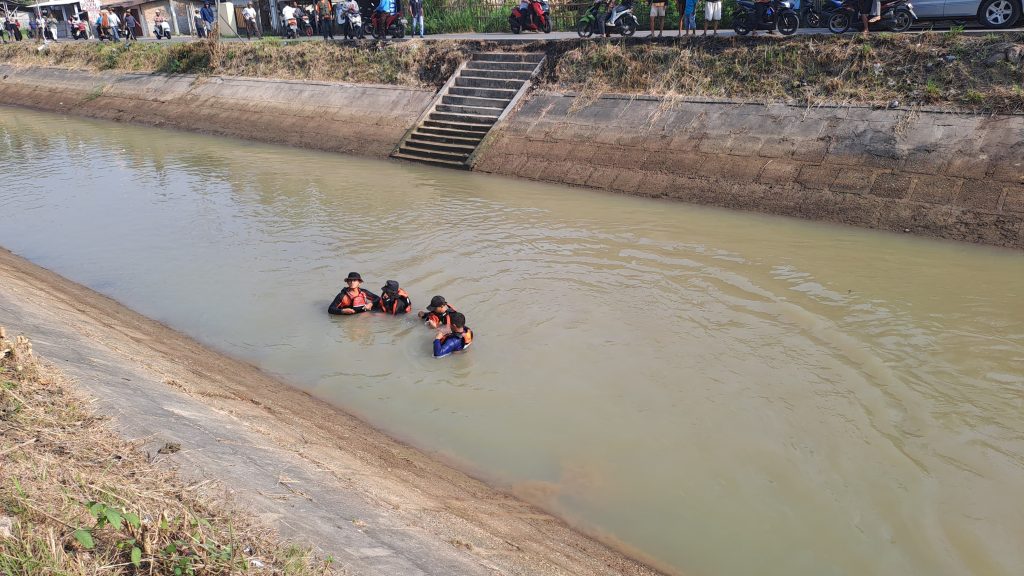 Tim SAR evakuasi bocah yang tenggelam di Kali Bedeng Ciruas.