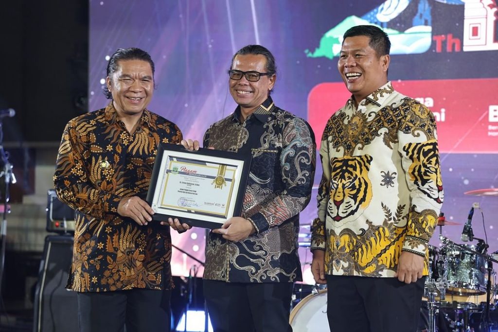 Pegiat Literasi Terbaik Tingkat Nasional Firman Venayaksa, Dapat Penghargaan dari Pemprov Banten.