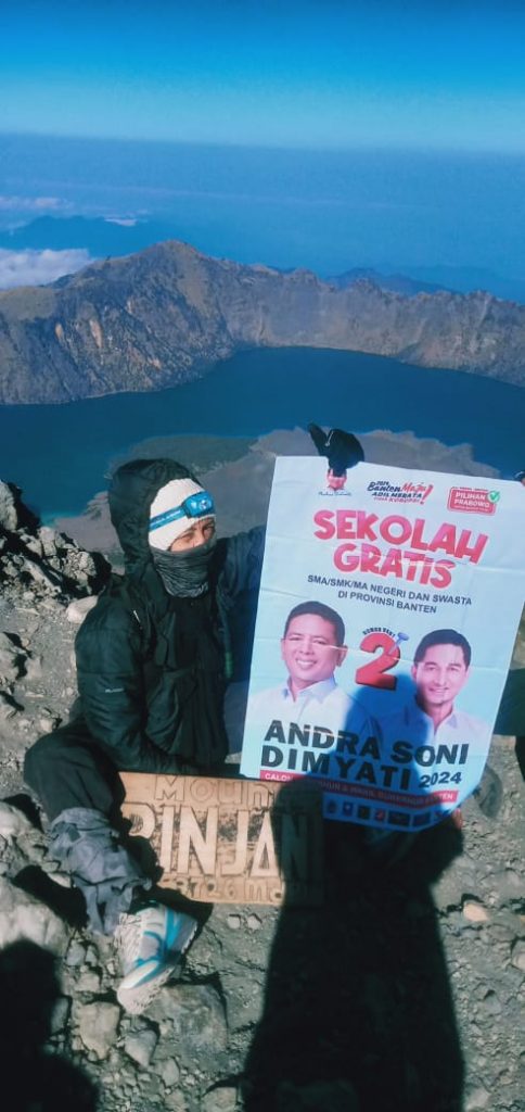 Seorang Pendaki Bentangkan Poster Cagub Banten, Andra Soni-Dimyati Natakusumah di Puncak Rinjani 3726 MDPL