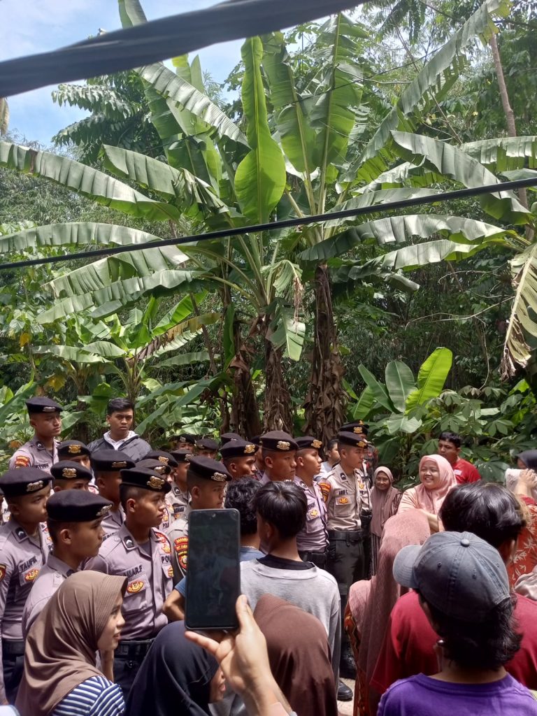 Warga Cibetus Padarincang Serbu Kandang Ayam PT Firman Group.