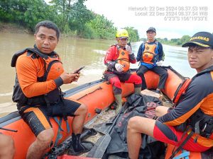TIM SAR Gabungan mengevakuasi korban tenggelam.