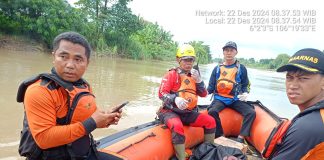 TIM SAR Gabungan mengevakuasi korban tenggelam.