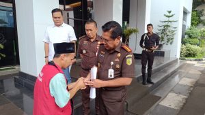 Samudi (kiri) menyalami Kajari Serang.