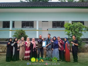 TIM Monitoring Program Afirmasi rehab Madrasah memberikan penghargaan kepada Kepala MIS YSAB.