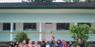 TIM Monitoring Program Afirmasi rehab Madrasah memberikan penghargaan kepada Kepala MIS YSAB.