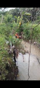 TIM SAR Gabungan Melakukan pencarian tiga bocah SD yang terseret arus.