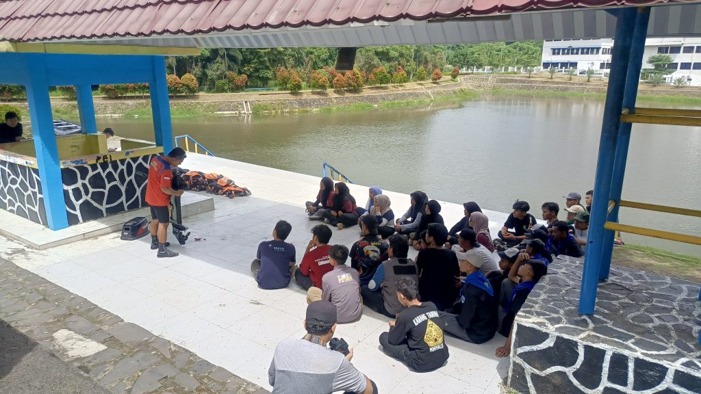 Pemateri dari BPBD Banten memberikan materi tentang pemasangan mesin perahu.