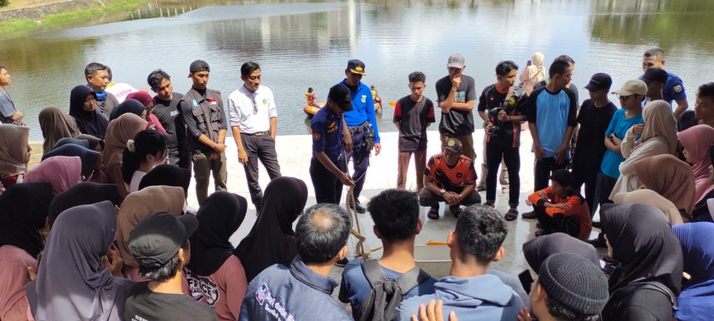 Pemateri dari Damkar Banten memberikan materi tentang evakuasi Ular dan cara memadamkan kebakaran.