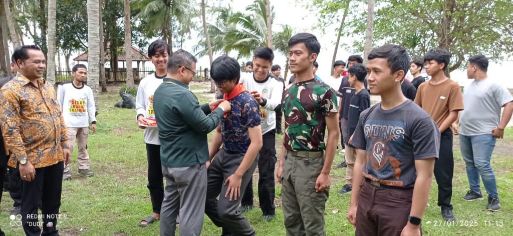 Ketua Umum Sigab Persis menyematkan tanda peserta.