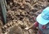 Salah satu korban tertimbun longsor yang berhasil diselamatkan. (Paling Kiri).