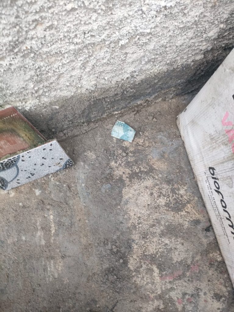 Uang pecahan Rp 2 ribu yang ditinggalkan pelaki di lokasi kejadian.