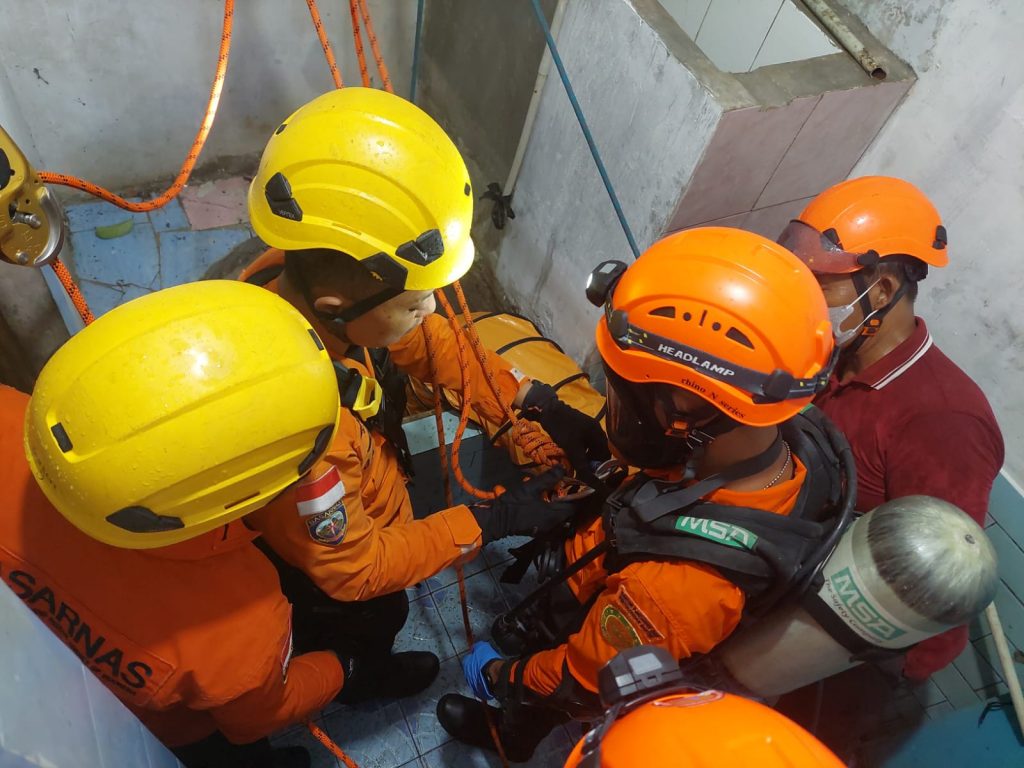 Tim SAR sedang evakuasi korban.