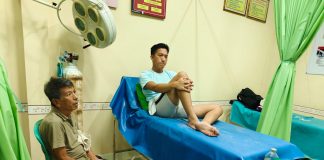 Salah satu korban selamat dalam kecelakaan laut di pantai Carita.