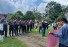 Pandeglang,fesbukbantennews.com (12/3/2025) - Sejumlah Mahasiswa yang tergabung dalam Gerakan Mahasiswa Pemuda Indonesia (GPMI) Kabupaten Pandeglang melakukan Aksi Demonstrasi yang ke dua (II) Kalinya di Kantor PTPN III & VIII Kantor Kebun Kertajaya Distrik Jawabarat Kecamatan Picung Pandeglang- Banten,- Selasa, 11/03/2025 Tepatnya pada bulan suci Ramadhan 1446 H, GPMI Kabupaten Pandeglang menyampaikan tentang problematika persoalan yang terjadi pada tubuh PTPN III dan PTPN VIII Kertajaya Wilayah kecamatan Picung Pandeglang Provinsi Banten." Masa menyampaikan adanya dugaan ( A Buse Of Power) Manajer atau pimpinan perusahaan Kelapa Sawit PTPN III DAN PTPN VIII kertajaya wilayah kecamatan picung pandeglang, serta mengabaikan Analisis Dampak Lingkungan (Amdal). Serat mengabaikan UU Nomor 32 Tahun 2009 tentang perlindungan dan pengelolaan lingkungan hidup. Dan diduga pihak PTPN III & PTPN VIII tidak melakukan pengembalian dana peremajaan sawit kepada negara sesuai dengan Surat Direktorat Jendral Perbendaharaan Kementrian Keuangan dan Badan Pengelolaan Dana Perkebunan Kelapa Sawit (BPDPKS) yang diterbitkan pada Januari 2025." Ungkap Kordinator Lapangan GPMI Pian HT Korlap Aksi Pian HT Menyampaikan Bulan Suci Ramadhan bukan lah halangan untuk menyampaikan kebenaran, tentang persoalan-persoalan yang terjadi di tubuh PTPTN III & VIII Sesuai dengan fakta-fakta, kajian dan hasil investigasi yang kami dapatkan, diduga adanya pencemaran lingkungan berbau busuk saat musim hujan serta kekeringan saat musim kemarau karena dampak dari kelapa sawit, bahkan menggangu ketertiban dan kenyamanan masyarakat sekitar lokasi perusahaan tersebut", Tuturnya Bahkan serapan Corporate Social Responsibility (CSR) tidak terserap dengan baik dan tidak tepat sasaran pengalokasian nya. " Ujarnya Korlap Aksi GPMI Senada dengan dengan koralap Aksi II Daerobi menyampaikan menyampaikan kami menduga bahwa. Analisis dampak Lingkungan (AMDAL) perusahaan kelapa sawit PTPN III & PTPN VIII kertajaya tidak di terapkan dengan baik sehingga berdampak pada masyarakat sekitar " Setelah kami himpun dari aduan-aduan masyarakat sekitar yang bekerja di PTPTN bahwa kami menduga Pihak PTPN mengabaikan jaminan Kesehatan, jaminan Hari Tua terhadap karyawan PTPN dan PTPN III & VIII diduga tidak menjalankan kewajibannya terhadap karyawan sehingga karyawan tidak diberikan hak-haknya", ungkap nya Daerobi korlap Sekaligus Warga lokal sekitar PTPTN. Massa aksi juga menyampaikan beberapa tuntutan yaitu : 1. PTPN III & VIII agar mengkaji ulang tentang Analisis Mengenai Dampak Lingkungan (AMDAL) dan Analisis Dampak Lalulintas (ANDALALIN). 2. Pimpinan Perusahaan harus bertanggungjawab atas pencemaran lingkungan yang telah terjadi. 3. Harus ada kejelasan tentang penyerapan CSR. 4. PTPN harus memastikan bahwa semua kegiatan pengelolaan sawit dilakukan sesuai dengan hukum dan peraturan yang berlaku. 5. Jangan ada kongkalikong antara pimpinan PTPN dengan para kaum cukong yang sengaja menggelapkan atau menyelundupkan kelapa sawit PTPN III & VIII. 6. Segera kembalika dana peremajaan sawit ke negara sesuai dengan Surat Direktorat Jendral Perbendaharaan Kementrian Keuangan dan Badan Pengelolaan Dana Perkebunan Kelapa Sawit (BPDPKS) yang diterbitkan pada Januari 2025. 7. Pihak PTPN III & VIII harus bisa menjamin Kesehatan, serta tunjangan hari tua dan pesangon terhadap karyawan. 8. Berikan hak- hak karyawan sesuai dengan perundang-undangan yang berlaku. 9. Apabila pihak pimpinan PTPN III & VIII tidak dapat melaksanakan tuntutan ini, maka kami akan terus melakukan aksi berjilid-jilid hingga kementrian BUMN dan Istana presiden Republik Indonesia serta Aparat Penegak Hukum (Kejagung, KPK, dan BPK RI). Jika pimpinan perusahaan mengabaikan dan tidak mematuhi aturan dan undang-undang yang berlaku, maka kami akan trus melakukan Aksi-aksi selanjutnya hingga dengan kementrian BUMN serta Komisi Pemberantasan korupsi (KPK RI) dan Badan Pemeriksa Keuangan (BPK RI). Tutupnya..