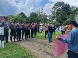 Pandeglang,fesbukbantennews.com (12/3/2025) - Sejumlah Mahasiswa yang tergabung dalam Gerakan Mahasiswa Pemuda Indonesia (GPMI) Kabupaten Pandeglang melakukan Aksi Demonstrasi yang ke dua (II) Kalinya di Kantor PTPN III & VIII Kantor Kebun Kertajaya Distrik Jawabarat Kecamatan Picung Pandeglang- Banten,- Selasa, 11/03/2025 Tepatnya pada bulan suci Ramadhan 1446 H, GPMI Kabupaten Pandeglang menyampaikan tentang problematika persoalan yang terjadi pada tubuh PTPN III dan PTPN VIII Kertajaya Wilayah kecamatan Picung Pandeglang Provinsi Banten." Masa menyampaikan adanya dugaan ( A Buse Of Power) Manajer atau pimpinan perusahaan Kelapa Sawit PTPN III DAN PTPN VIII kertajaya wilayah kecamatan picung pandeglang, serta mengabaikan Analisis Dampak Lingkungan (Amdal). Serat mengabaikan UU Nomor 32 Tahun 2009 tentang perlindungan dan pengelolaan lingkungan hidup. Dan diduga pihak PTPN III & PTPN VIII tidak melakukan pengembalian dana peremajaan sawit kepada negara sesuai dengan Surat Direktorat Jendral Perbendaharaan Kementrian Keuangan dan Badan Pengelolaan Dana Perkebunan Kelapa Sawit (BPDPKS) yang diterbitkan pada Januari 2025." Ungkap Kordinator Lapangan GPMI Pian HT Korlap Aksi Pian HT Menyampaikan Bulan Suci Ramadhan bukan lah halangan untuk menyampaikan kebenaran, tentang persoalan-persoalan yang terjadi di tubuh PTPTN III & VIII Sesuai dengan fakta-fakta, kajian dan hasil investigasi yang kami dapatkan, diduga adanya pencemaran lingkungan berbau busuk saat musim hujan serta kekeringan saat musim kemarau karena dampak dari kelapa sawit, bahkan menggangu ketertiban dan kenyamanan masyarakat sekitar lokasi perusahaan tersebut", Tuturnya Bahkan serapan Corporate Social Responsibility (CSR) tidak terserap dengan baik dan tidak tepat sasaran pengalokasian nya. " Ujarnya Korlap Aksi GPMI Senada dengan dengan koralap Aksi II Daerobi menyampaikan menyampaikan kami menduga bahwa. Analisis dampak Lingkungan (AMDAL) perusahaan kelapa sawit PTPN III & PTPN VIII kertajaya tidak di terapkan dengan baik sehingga berdampak pada masyarakat sekitar " Setelah kami himpun dari aduan-aduan masyarakat sekitar yang bekerja di PTPTN bahwa kami menduga Pihak PTPN mengabaikan jaminan Kesehatan, jaminan Hari Tua terhadap karyawan PTPN dan PTPN III & VIII diduga tidak menjalankan kewajibannya terhadap karyawan sehingga karyawan tidak diberikan hak-haknya", ungkap nya Daerobi korlap Sekaligus Warga lokal sekitar PTPTN. Massa aksi juga menyampaikan beberapa tuntutan yaitu : 1. PTPN III & VIII agar mengkaji ulang tentang Analisis Mengenai Dampak Lingkungan (AMDAL) dan Analisis Dampak Lalulintas (ANDALALIN). 2. Pimpinan Perusahaan harus bertanggungjawab atas pencemaran lingkungan yang telah terjadi. 3. Harus ada kejelasan tentang penyerapan CSR. 4. PTPN harus memastikan bahwa semua kegiatan pengelolaan sawit dilakukan sesuai dengan hukum dan peraturan yang berlaku. 5. Jangan ada kongkalikong antara pimpinan PTPN dengan para kaum cukong yang sengaja menggelapkan atau menyelundupkan kelapa sawit PTPN III & VIII. 6. Segera kembalika dana peremajaan sawit ke negara sesuai dengan Surat Direktorat Jendral Perbendaharaan Kementrian Keuangan dan Badan Pengelolaan Dana Perkebunan Kelapa Sawit (BPDPKS) yang diterbitkan pada Januari 2025. 7. Pihak PTPN III & VIII harus bisa menjamin Kesehatan, serta tunjangan hari tua dan pesangon terhadap karyawan. 8. Berikan hak- hak karyawan sesuai dengan perundang-undangan yang berlaku. 9. Apabila pihak pimpinan PTPN III & VIII tidak dapat melaksanakan tuntutan ini, maka kami akan terus melakukan aksi berjilid-jilid hingga kementrian BUMN dan Istana presiden Republik Indonesia serta Aparat Penegak Hukum (Kejagung, KPK, dan BPK RI). Jika pimpinan perusahaan mengabaikan dan tidak mematuhi aturan dan undang-undang yang berlaku, maka kami akan trus melakukan Aksi-aksi selanjutnya hingga dengan kementrian BUMN serta Komisi Pemberantasan korupsi (KPK RI) dan Badan Pemeriksa Keuangan (BPK RI). Tutupnya..