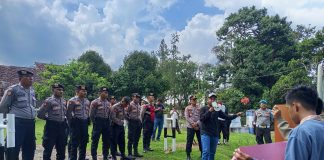 Pandeglang,fesbukbantennews.com (12/3/2025) - Sejumlah Mahasiswa yang tergabung dalam Gerakan Mahasiswa Pemuda Indonesia (GPMI) Kabupaten Pandeglang melakukan Aksi Demonstrasi yang ke dua (II) Kalinya di Kantor PTPN III & VIII Kantor Kebun Kertajaya Distrik Jawabarat Kecamatan Picung Pandeglang- Banten,- Selasa, 11/03/2025 Tepatnya pada bulan suci Ramadhan 1446 H, GPMI Kabupaten Pandeglang menyampaikan tentang problematika persoalan yang terjadi pada tubuh PTPN III dan PTPN VIII Kertajaya Wilayah kecamatan Picung Pandeglang Provinsi Banten." Masa menyampaikan adanya dugaan ( A Buse Of Power) Manajer atau pimpinan perusahaan Kelapa Sawit PTPN III DAN PTPN VIII kertajaya wilayah kecamatan picung pandeglang, serta mengabaikan Analisis Dampak Lingkungan (Amdal). Serat mengabaikan UU Nomor 32 Tahun 2009 tentang perlindungan dan pengelolaan lingkungan hidup. Dan diduga pihak PTPN III & PTPN VIII tidak melakukan pengembalian dana peremajaan sawit kepada negara sesuai dengan Surat Direktorat Jendral Perbendaharaan Kementrian Keuangan dan Badan Pengelolaan Dana Perkebunan Kelapa Sawit (BPDPKS) yang diterbitkan pada Januari 2025." Ungkap Kordinator Lapangan GPMI Pian HT Korlap Aksi Pian HT Menyampaikan Bulan Suci Ramadhan bukan lah halangan untuk menyampaikan kebenaran, tentang persoalan-persoalan yang terjadi di tubuh PTPTN III & VIII Sesuai dengan fakta-fakta, kajian dan hasil investigasi yang kami dapatkan, diduga adanya pencemaran lingkungan berbau busuk saat musim hujan serta kekeringan saat musim kemarau karena dampak dari kelapa sawit, bahkan menggangu ketertiban dan kenyamanan masyarakat sekitar lokasi perusahaan tersebut", Tuturnya Bahkan serapan Corporate Social Responsibility (CSR) tidak terserap dengan baik dan tidak tepat sasaran pengalokasian nya. " Ujarnya Korlap Aksi GPMI Senada dengan dengan koralap Aksi II Daerobi menyampaikan menyampaikan kami menduga bahwa. Analisis dampak Lingkungan (AMDAL) perusahaan kelapa sawit PTPN III & PTPN VIII kertajaya tidak di terapkan dengan baik sehingga berdampak pada masyarakat sekitar " Setelah kami himpun dari aduan-aduan masyarakat sekitar yang bekerja di PTPTN bahwa kami menduga Pihak PTPN mengabaikan jaminan Kesehatan, jaminan Hari Tua terhadap karyawan PTPN dan PTPN III & VIII diduga tidak menjalankan kewajibannya terhadap karyawan sehingga karyawan tidak diberikan hak-haknya", ungkap nya Daerobi korlap Sekaligus Warga lokal sekitar PTPTN. Massa aksi juga menyampaikan beberapa tuntutan yaitu : 1. PTPN III & VIII agar mengkaji ulang tentang Analisis Mengenai Dampak Lingkungan (AMDAL) dan Analisis Dampak Lalulintas (ANDALALIN). 2. Pimpinan Perusahaan harus bertanggungjawab atas pencemaran lingkungan yang telah terjadi. 3. Harus ada kejelasan tentang penyerapan CSR. 4. PTPN harus memastikan bahwa semua kegiatan pengelolaan sawit dilakukan sesuai dengan hukum dan peraturan yang berlaku. 5. Jangan ada kongkalikong antara pimpinan PTPN dengan para kaum cukong yang sengaja menggelapkan atau menyelundupkan kelapa sawit PTPN III & VIII. 6. Segera kembalika dana peremajaan sawit ke negara sesuai dengan Surat Direktorat Jendral Perbendaharaan Kementrian Keuangan dan Badan Pengelolaan Dana Perkebunan Kelapa Sawit (BPDPKS) yang diterbitkan pada Januari 2025. 7. Pihak PTPN III & VIII harus bisa menjamin Kesehatan, serta tunjangan hari tua dan pesangon terhadap karyawan. 8. Berikan hak- hak karyawan sesuai dengan perundang-undangan yang berlaku. 9. Apabila pihak pimpinan PTPN III & VIII tidak dapat melaksanakan tuntutan ini, maka kami akan terus melakukan aksi berjilid-jilid hingga kementrian BUMN dan Istana presiden Republik Indonesia serta Aparat Penegak Hukum (Kejagung, KPK, dan BPK RI). Jika pimpinan perusahaan mengabaikan dan tidak mematuhi aturan dan undang-undang yang berlaku, maka kami akan trus melakukan Aksi-aksi selanjutnya hingga dengan kementrian BUMN serta Komisi Pemberantasan korupsi (KPK RI) dan Badan Pemeriksa Keuangan (BPK RI). Tutupnya..