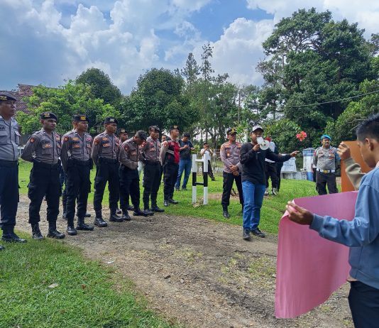 Pandeglang,fesbukbantennews.com (12/3/2025) - Sejumlah Mahasiswa yang tergabung dalam Gerakan Mahasiswa Pemuda Indonesia (GPMI) Kabupaten Pandeglang melakukan Aksi Demonstrasi yang ke dua (II) Kalinya di Kantor PTPN III & VIII Kantor Kebun Kertajaya Distrik Jawabarat Kecamatan Picung Pandeglang- Banten,- Selasa, 11/03/2025 Tepatnya pada bulan suci Ramadhan 1446 H, GPMI Kabupaten Pandeglang menyampaikan tentang problematika persoalan yang terjadi pada tubuh PTPN III dan PTPN VIII Kertajaya Wilayah kecamatan Picung Pandeglang Provinsi Banten." Masa menyampaikan adanya dugaan ( A Buse Of Power) Manajer atau pimpinan perusahaan Kelapa Sawit PTPN III DAN PTPN VIII kertajaya wilayah kecamatan picung pandeglang, serta mengabaikan Analisis Dampak Lingkungan (Amdal). Serat mengabaikan UU Nomor 32 Tahun 2009 tentang perlindungan dan pengelolaan lingkungan hidup. Dan diduga pihak PTPN III & PTPN VIII tidak melakukan pengembalian dana peremajaan sawit kepada negara sesuai dengan Surat Direktorat Jendral Perbendaharaan Kementrian Keuangan dan Badan Pengelolaan Dana Perkebunan Kelapa Sawit (BPDPKS) yang diterbitkan pada Januari 2025." Ungkap Kordinator Lapangan GPMI Pian HT Korlap Aksi Pian HT Menyampaikan Bulan Suci Ramadhan bukan lah halangan untuk menyampaikan kebenaran, tentang persoalan-persoalan yang terjadi di tubuh PTPTN III & VIII Sesuai dengan fakta-fakta, kajian dan hasil investigasi yang kami dapatkan, diduga adanya pencemaran lingkungan berbau busuk saat musim hujan serta kekeringan saat musim kemarau karena dampak dari kelapa sawit, bahkan menggangu ketertiban dan kenyamanan masyarakat sekitar lokasi perusahaan tersebut", Tuturnya Bahkan serapan Corporate Social Responsibility (CSR) tidak terserap dengan baik dan tidak tepat sasaran pengalokasian nya. " Ujarnya Korlap Aksi GPMI Senada dengan dengan koralap Aksi II Daerobi menyampaikan menyampaikan kami menduga bahwa. Analisis dampak Lingkungan (AMDAL) perusahaan kelapa sawit PTPN III & PTPN VIII kertajaya tidak di terapkan dengan baik sehingga berdampak pada masyarakat sekitar " Setelah kami himpun dari aduan-aduan masyarakat sekitar yang bekerja di PTPTN bahwa kami menduga Pihak PTPN mengabaikan jaminan Kesehatan, jaminan Hari Tua terhadap karyawan PTPN dan PTPN III & VIII diduga tidak menjalankan kewajibannya terhadap karyawan sehingga karyawan tidak diberikan hak-haknya", ungkap nya Daerobi korlap Sekaligus Warga lokal sekitar PTPTN. Massa aksi juga menyampaikan beberapa tuntutan yaitu : 1. PTPN III & VIII agar mengkaji ulang tentang Analisis Mengenai Dampak Lingkungan (AMDAL) dan Analisis Dampak Lalulintas (ANDALALIN). 2. Pimpinan Perusahaan harus bertanggungjawab atas pencemaran lingkungan yang telah terjadi. 3. Harus ada kejelasan tentang penyerapan CSR. 4. PTPN harus memastikan bahwa semua kegiatan pengelolaan sawit dilakukan sesuai dengan hukum dan peraturan yang berlaku. 5. Jangan ada kongkalikong antara pimpinan PTPN dengan para kaum cukong yang sengaja menggelapkan atau menyelundupkan kelapa sawit PTPN III & VIII. 6. Segera kembalika dana peremajaan sawit ke negara sesuai dengan Surat Direktorat Jendral Perbendaharaan Kementrian Keuangan dan Badan Pengelolaan Dana Perkebunan Kelapa Sawit (BPDPKS) yang diterbitkan pada Januari 2025. 7. Pihak PTPN III & VIII harus bisa menjamin Kesehatan, serta tunjangan hari tua dan pesangon terhadap karyawan. 8. Berikan hak- hak karyawan sesuai dengan perundang-undangan yang berlaku. 9. Apabila pihak pimpinan PTPN III & VIII tidak dapat melaksanakan tuntutan ini, maka kami akan terus melakukan aksi berjilid-jilid hingga kementrian BUMN dan Istana presiden Republik Indonesia serta Aparat Penegak Hukum (Kejagung, KPK, dan BPK RI). Jika pimpinan perusahaan mengabaikan dan tidak mematuhi aturan dan undang-undang yang berlaku, maka kami akan trus melakukan Aksi-aksi selanjutnya hingga dengan kementrian BUMN serta Komisi Pemberantasan korupsi (KPK RI) dan Badan Pemeriksa Keuangan (BPK RI). Tutupnya..