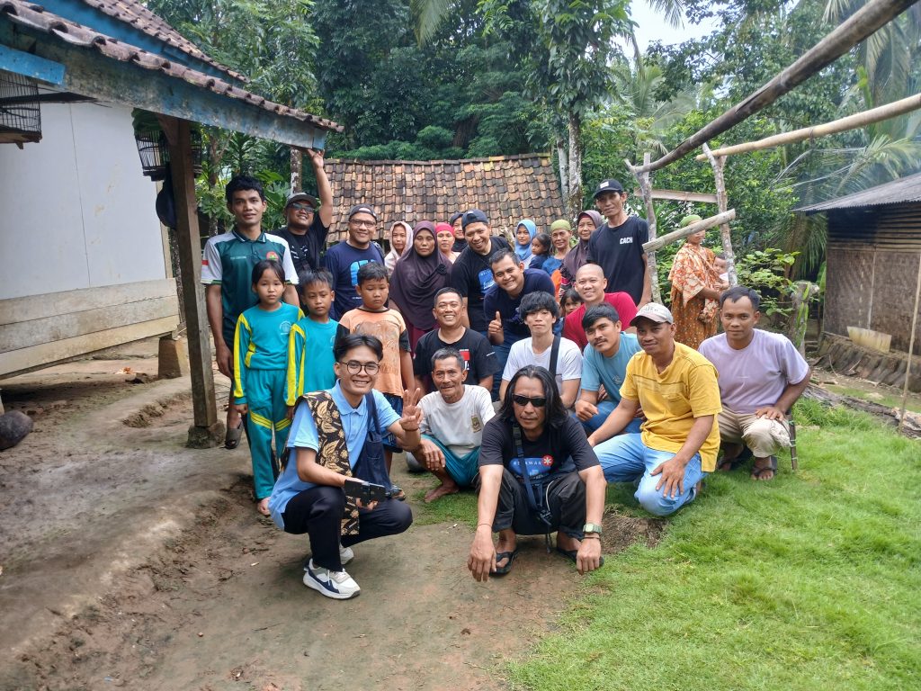 Muhamad Yani (paling depan,kiri) saat bersama relawan FBn blusukam ke kampung di Cibaliung.