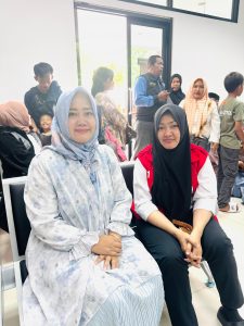 Terdakwa DLT (kanan) didampingi penasehat hukumnya Ely Nursamsiah.