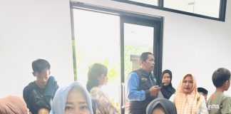 Terdakwa DLT (kanan) didampingi penasehat hukumnya Ely Nursamsiah.