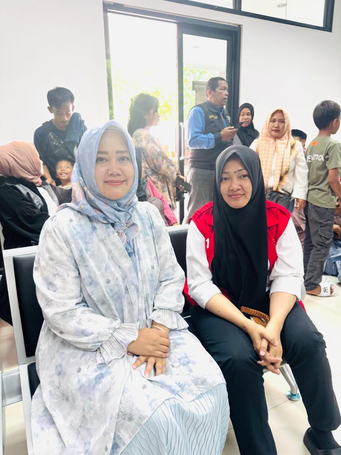 Terdakwa DLT (kanan) didampingi penasehat hukumnya Ely Nursamsiah.