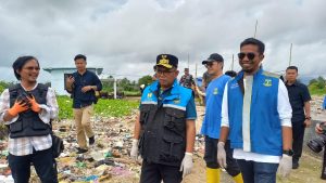 Gubernur Banten Andra Soni didampingi Kepala DPUPR Arlan Marzan di Teluk,Labuan,Pandeglang.