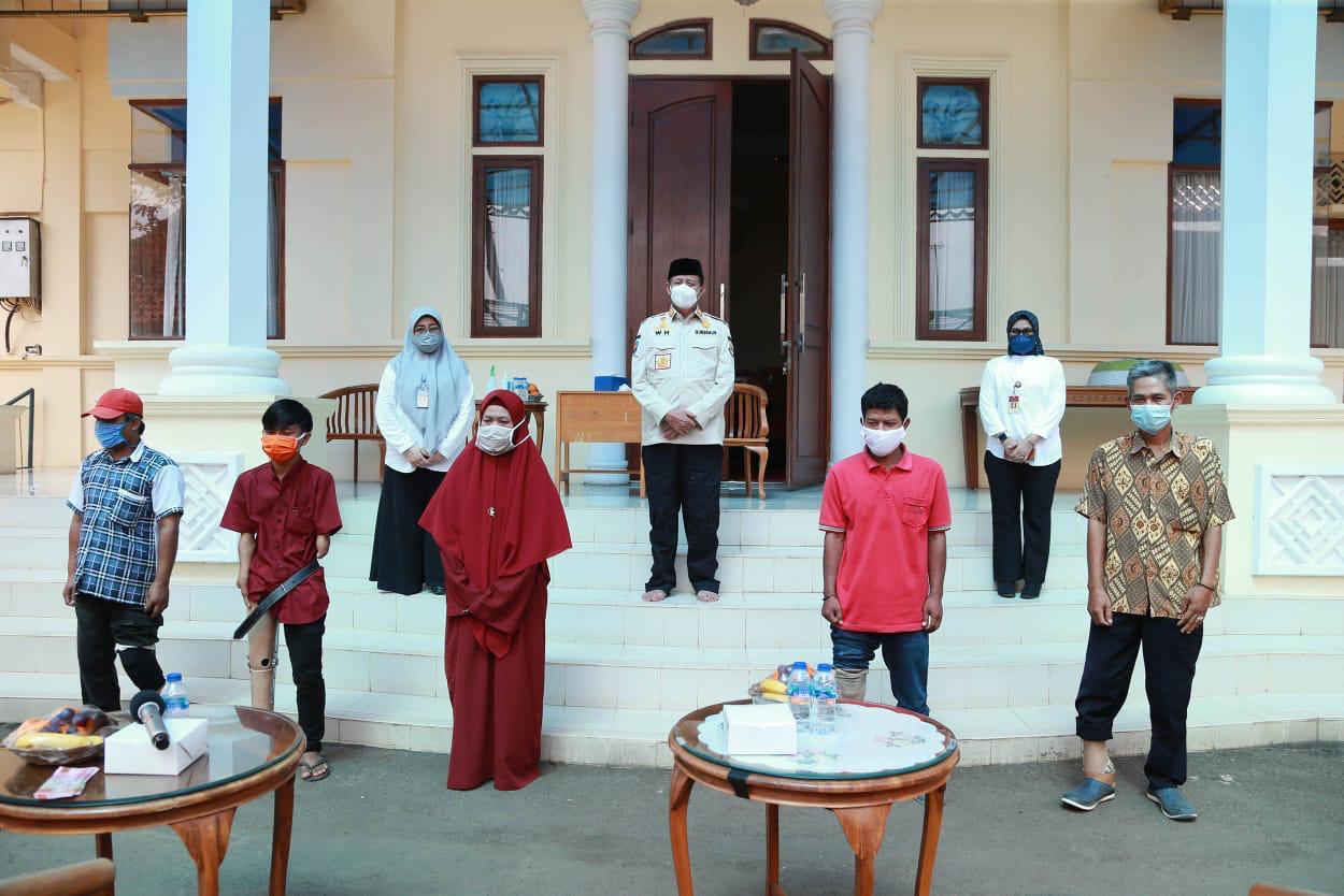 Bantu dan Berdayakan Penyandang Disabilitas, Pemprov Banten Bagikan Kaki Palsu