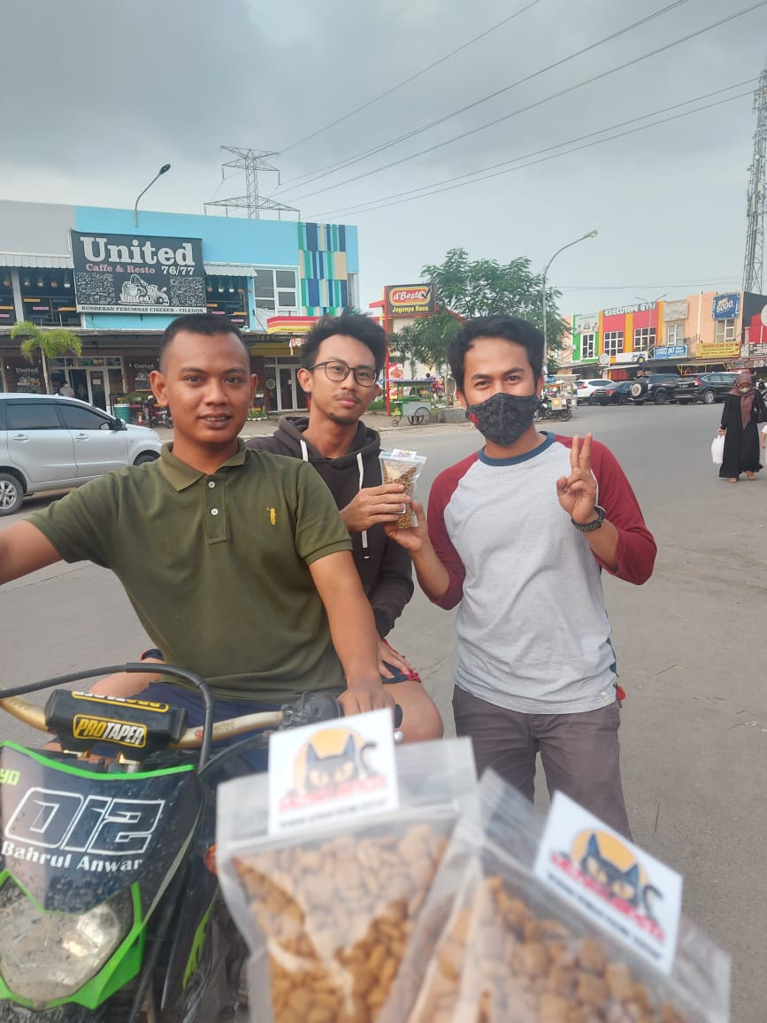 Komunitas Kucing Serang Cilegon Bagikan Makanan Kucing Gratis
