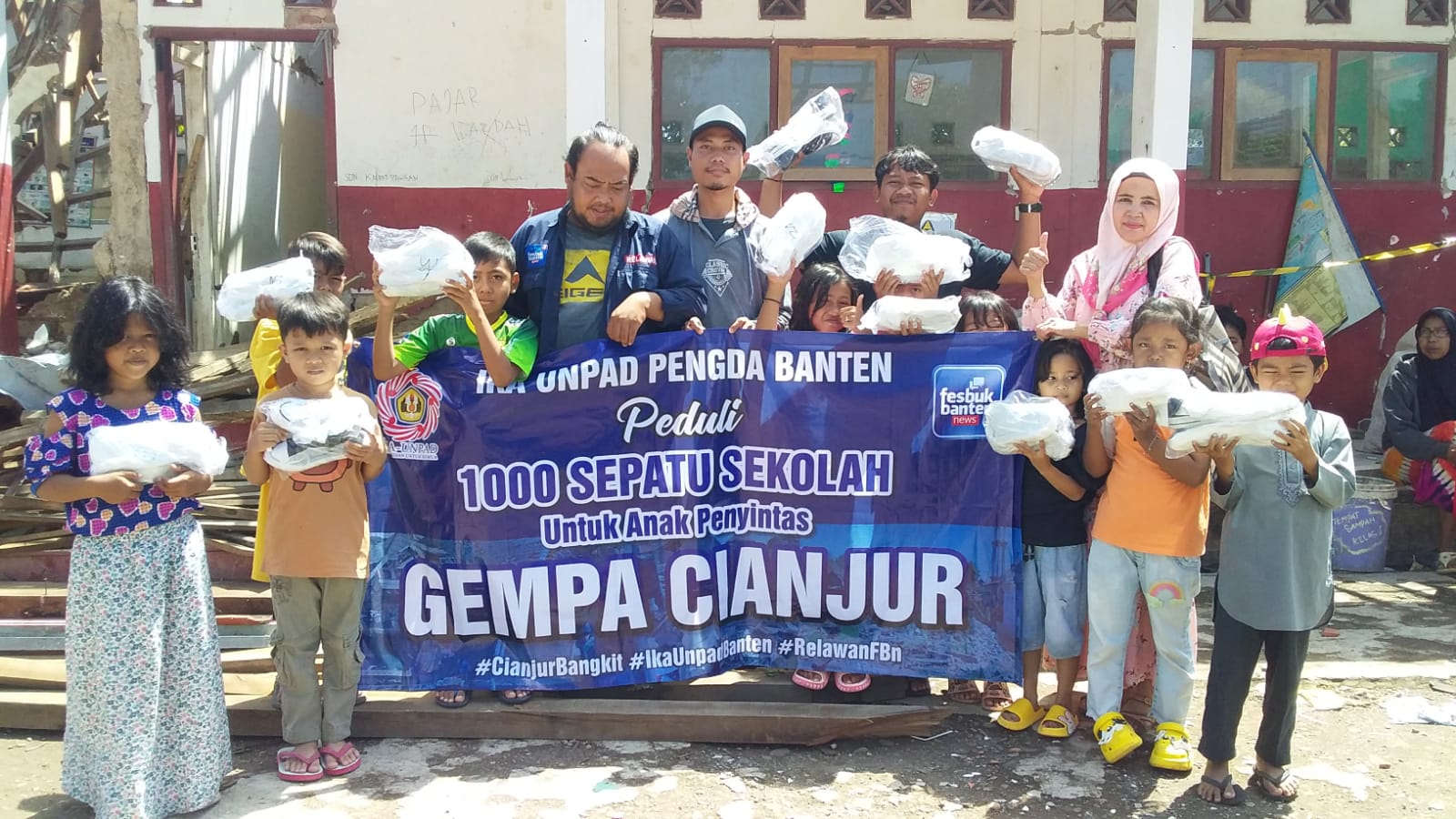 IKA UNPAD Pengda Banten Tebar 1000 Sepatu Sekolah untuk Penyintas Gempa Cianjur