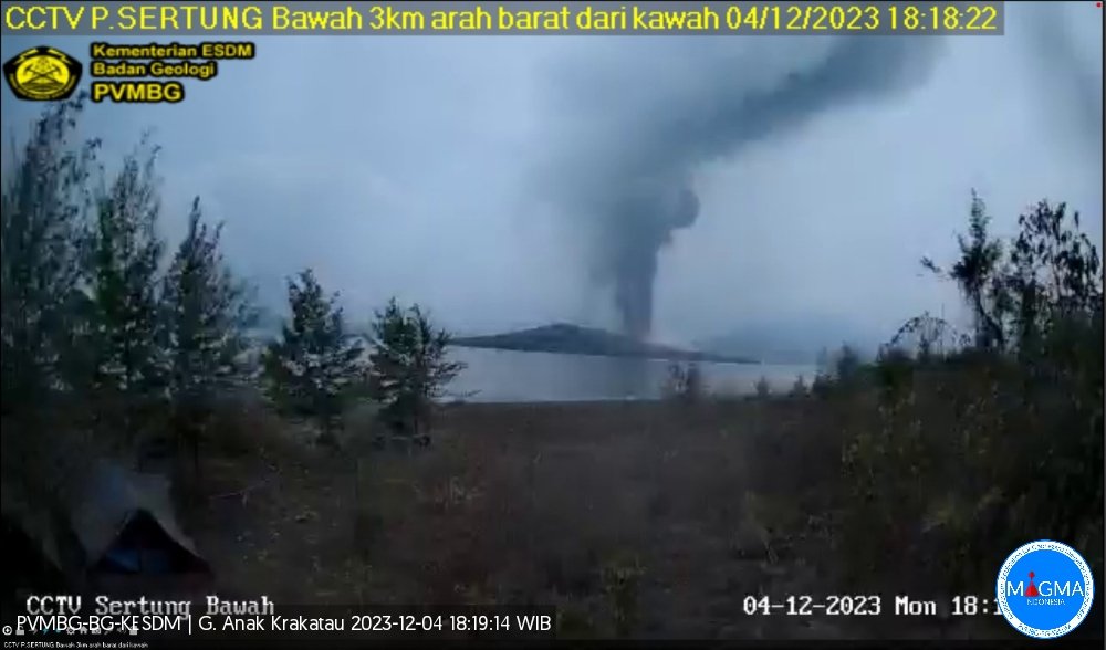 4 Desember 2023 : Sudah 6 Kali Gunung Anak Krakatau Erupsi, Abu Hingga 2000 Meter