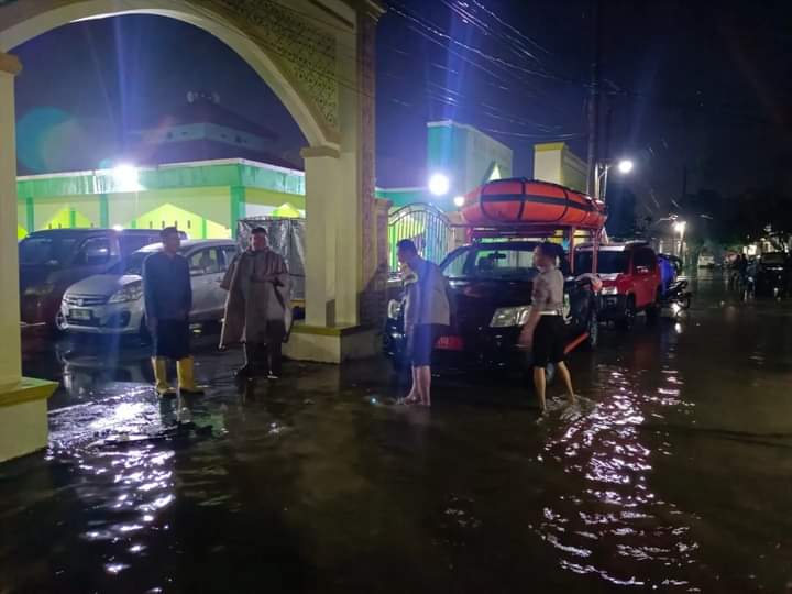 Polsek Ciruas turun ke Lokasi Banjir di BCP 2 Akibat Meluapnya Irigasi