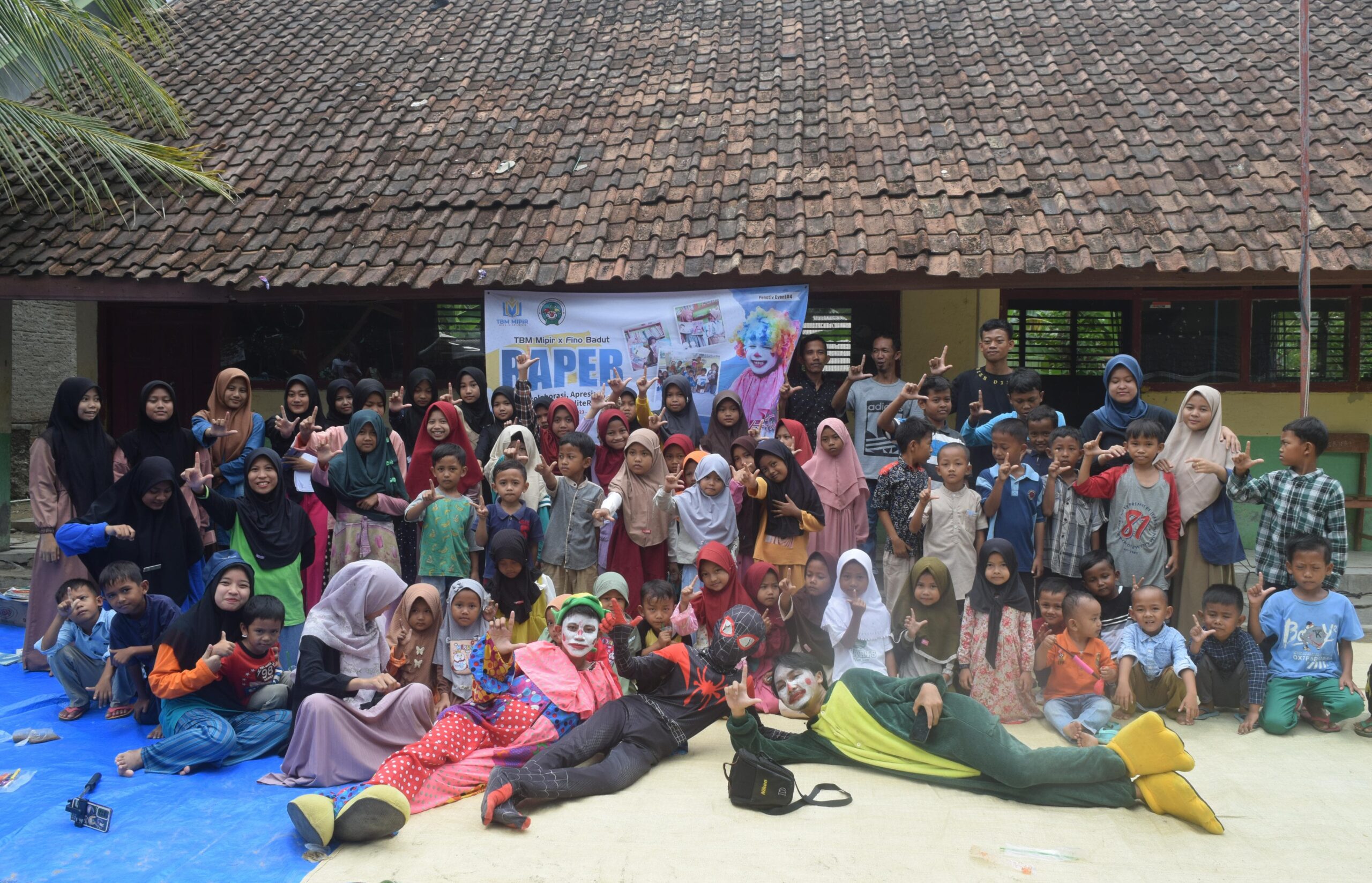 Konsisten 5 Tahun Berbagi Keceriaan, Fino Badut Potong Tumpeng di TBM Mipir Lebak