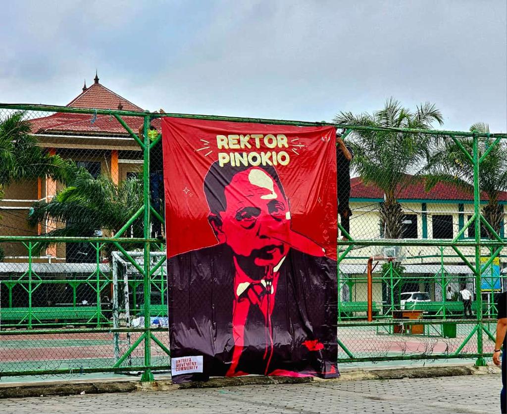 Dipimpin Fatah Sulaiman Akreditasi Untirta Turun, UMC Pasang Spanduk “Rektor Pinokio” di 3 Kampus