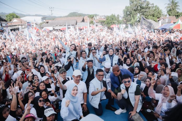 Ribuan Warga Senam Bahagia Bareng Andra Soni-Dimyati, Dihibur Charly Van Houten.
