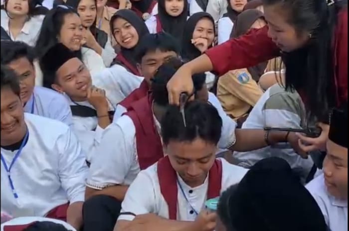 Gelar PKKMB, Pihak Panitia Universitas Bina Bangsa Lakukan Cukur Paksa Rambut Mahasiswa Baru