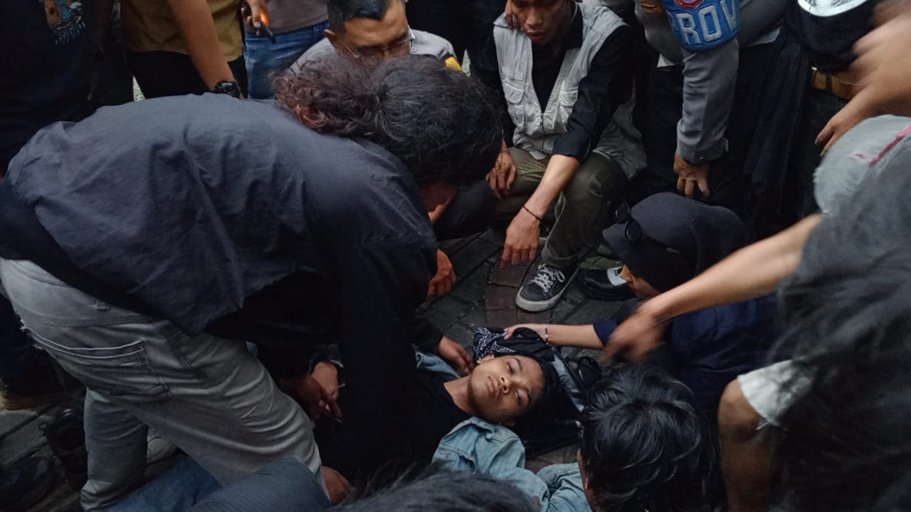 Demo HUT Banten ke-24 Ricuh : Gerbang Utama Kantor Gubernur Jebol,Seorang Mahasiswa Tergeletak