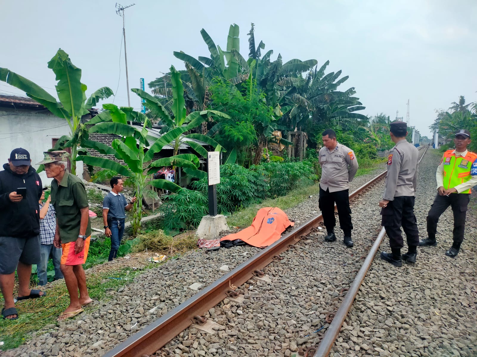 Pemotor di Kota Serang Tewas Tertabrak Kereta Api, Usai Terobos Palang Pintu.
