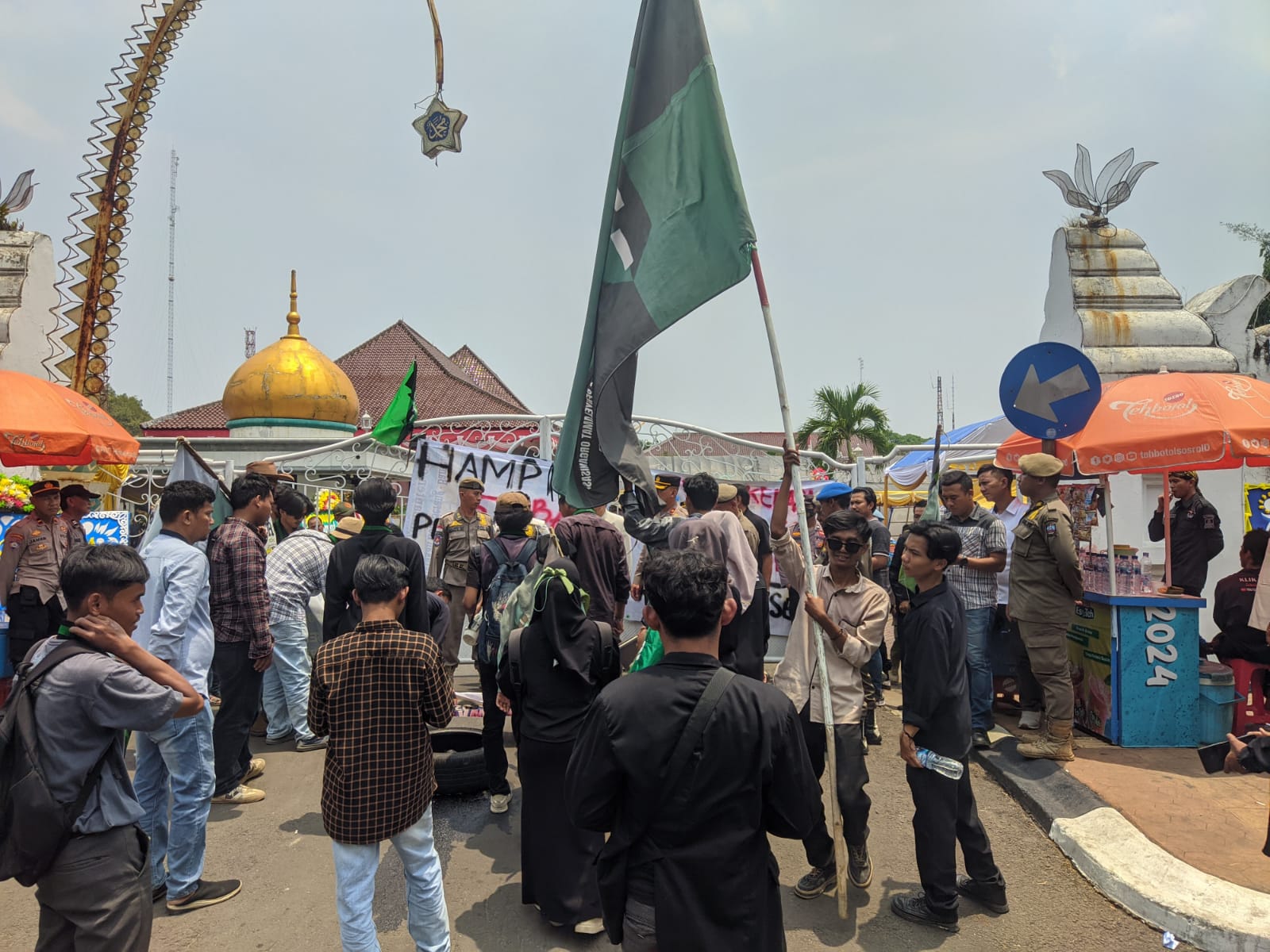 Demo HUT Kabupaten Serang ke 498, Mahasiswa : Pemkab Serang Gagal Atasi Masalah Sampah
