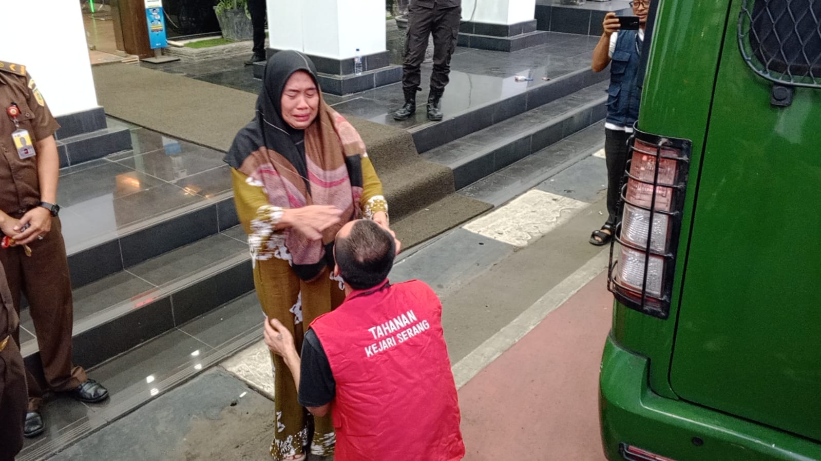 Dibebaskan Kejari Serang Melalui Restorative Justice, Johari Cium Kaki Ibu Sambil Menangis