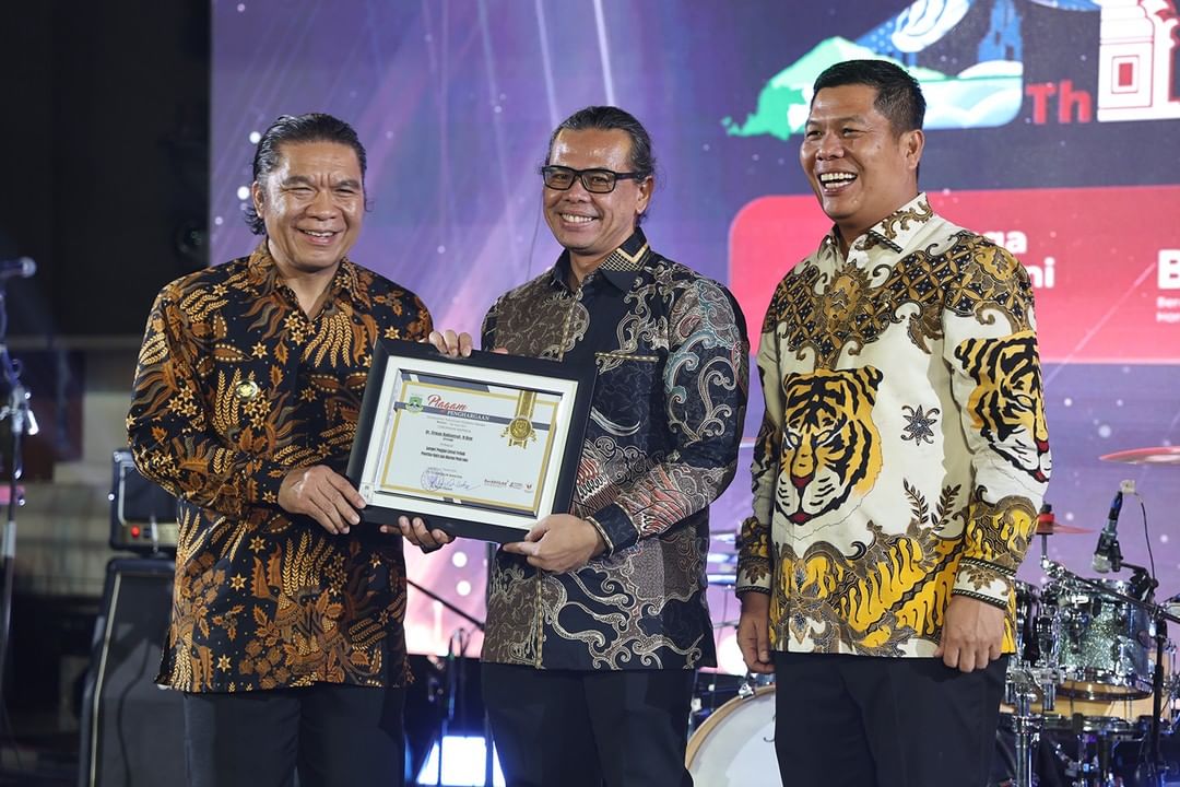 Pegiat Literasi Terbaik Tingkat Nasional Firman Venayaksa, Dapat Penghargaan dari Pemprov Banten.