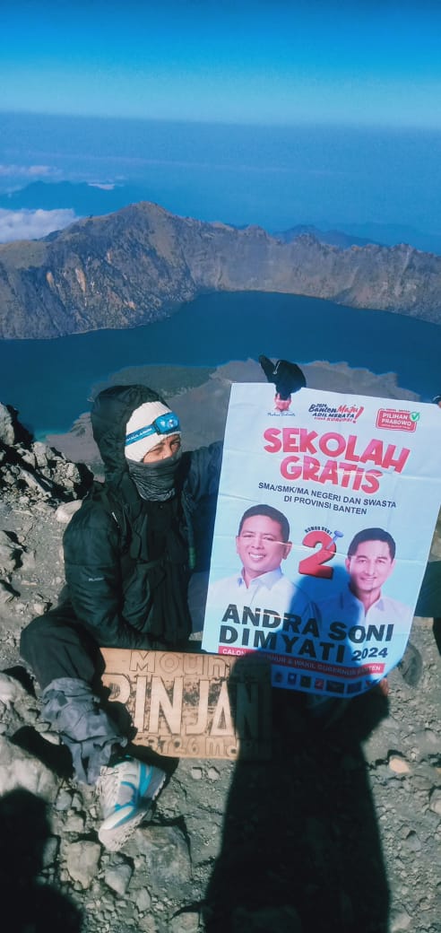 Seorang Pendaki Bentangkan Poster Cagub Banten, Andra Soni-Dimyati Natakusumah di Puncak Rinjani 3726 MDPL
