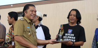 Pj Gubernur Banten memberikan trophy Banten SDGs Award 2024.