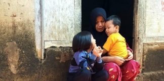 Anak dan Istri Rouf Sopir Truk maut di Rumahnya, seuat ,Kabupaten Serang.