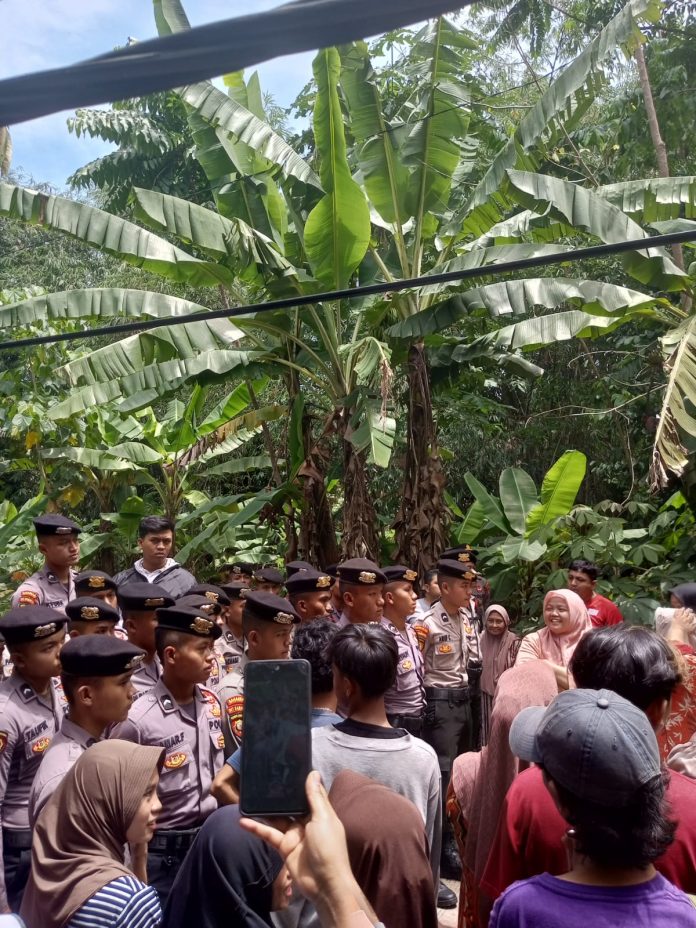 Warga Cibetus Padarincang Serbu Kandang Ayam PT Firman Group.