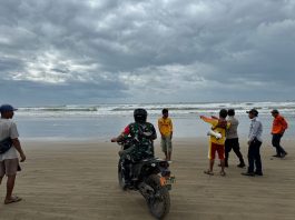Tim gabungan yang melakukan pencarian di Pantai Bagedur.