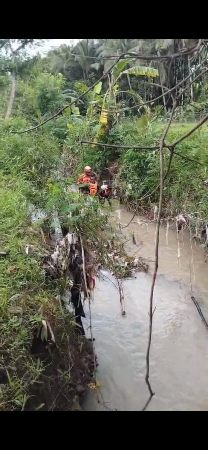 TIM SAR Gabungan Melakukan pencarian tiga bocah SD yang terseret arus.
