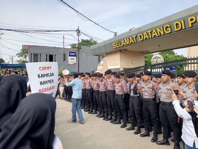 Aksi warga Cibetis di Mapolda Banten.